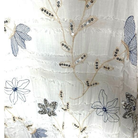 Yushi white tunic embroidered flowered top with sequence Top w/frayed edges - Picture 2 of 11